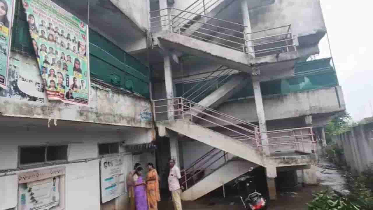 Telangana: అర్థరాత్రి హాస్టల్ నుంచి గట్టి గట్టిగా కేకలు.. ఏమైందని వెళ్లి చూడగా..