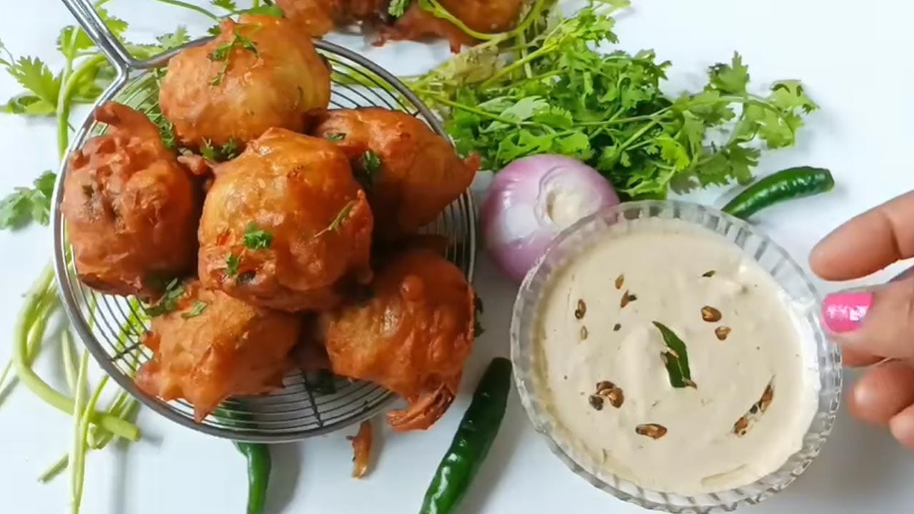 నోటికి కమ్మగా, రుచికరమైన స్నాక్ లేదా బ్రేక్ఫాస్ట్ కోసం వెతుకుతున్నారా? అయితే ఉల్లిపాయ బోండా మీకు సరైన ఎంపిక. దీన్ని ఇంట్లో సులభంగా తయారు చేసుకోవచ్చు. దీనికి కావాల్సింది ఉల్లిపాయలు, పిండి, కొన్ని మసాలాలు ఉంటే చాలు..