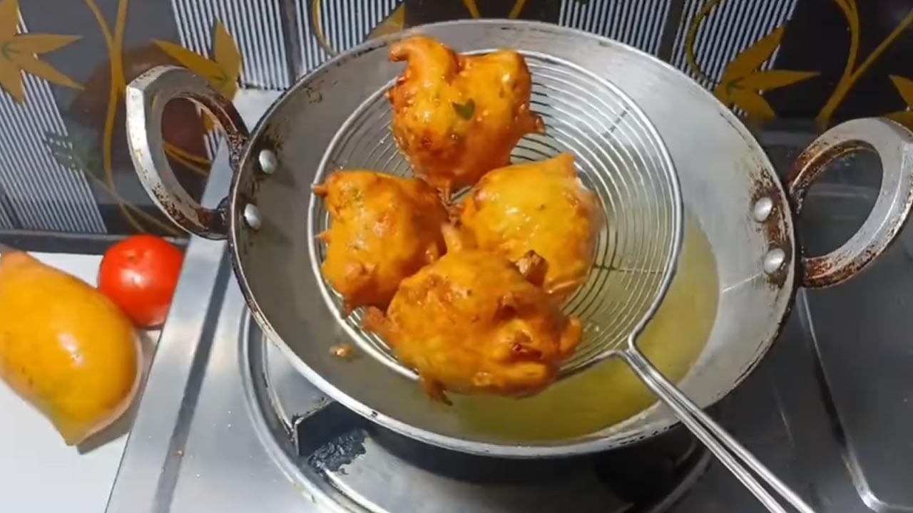 తరువాత, ఈ పెరుగు మిశ్రమంలో ఒక కప్పు గోధుమపిండి (లేదా మైదాపిండి), పావు కప్పు బియ్యం పిండి కలపాలి. అలాగే సన్నగా తురుముకున్న అల్లం, సన్నగా తరిగిన పచ్చిమిర్చి ముక్కలను వేసి అన్నీ బాగా కలిసేలా చూసుకోవాలి. పిండి అంతా కలిసిన తర్వాత, కొద్దికొద్దిగా నీళ్లు కలుపుతూ బ్యాటర్ను సిద్ధం చేసుకోవాలి.