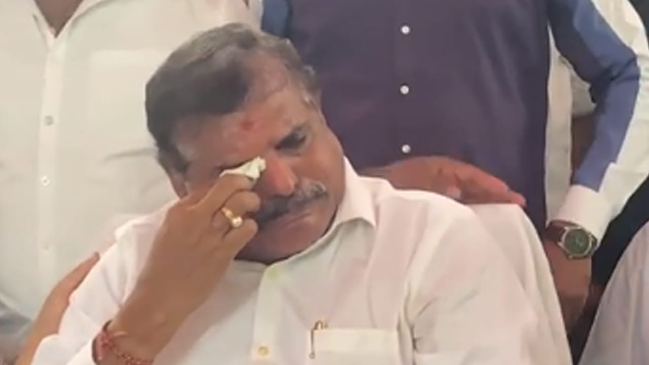Andhra News: కన్నీళ్లు పెట్టుకున్న బొత్స సత్యనారాయణ.. కార్యకర్తల సమక్షంలోనే వెక్కి వెక్కి ఏడుస్తూ..