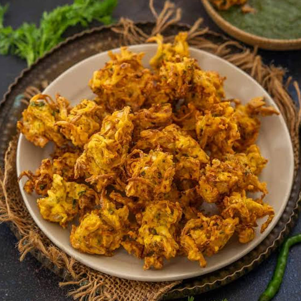 ఇందులో చుక్క నీళ్లు కూడా పోయకూడదు. ఉప్పు, కారం వేసి చేత్తో గట్టిగా పిసుకుతూ కలిపితే క్యాబేజీ మరియు ఉల్లిపాయల్లోని సహజ తేమ బయటకు వచ్చి పిండి పర్ఫెక్ట్గా నానుతుంది. ఆ తర్వాత ఒక టేబుల్ స్పూన్ బాగా కాచిన వేడి నూనె, పావు టీస్పూన్ వంటసోడా వేసి బాగా కలపాలి. కాచిన నూనె వేయడం వల్ల పకోడీ గుల్లగా, ఎంతో కరకరలాడుతూ వస్తుంది.