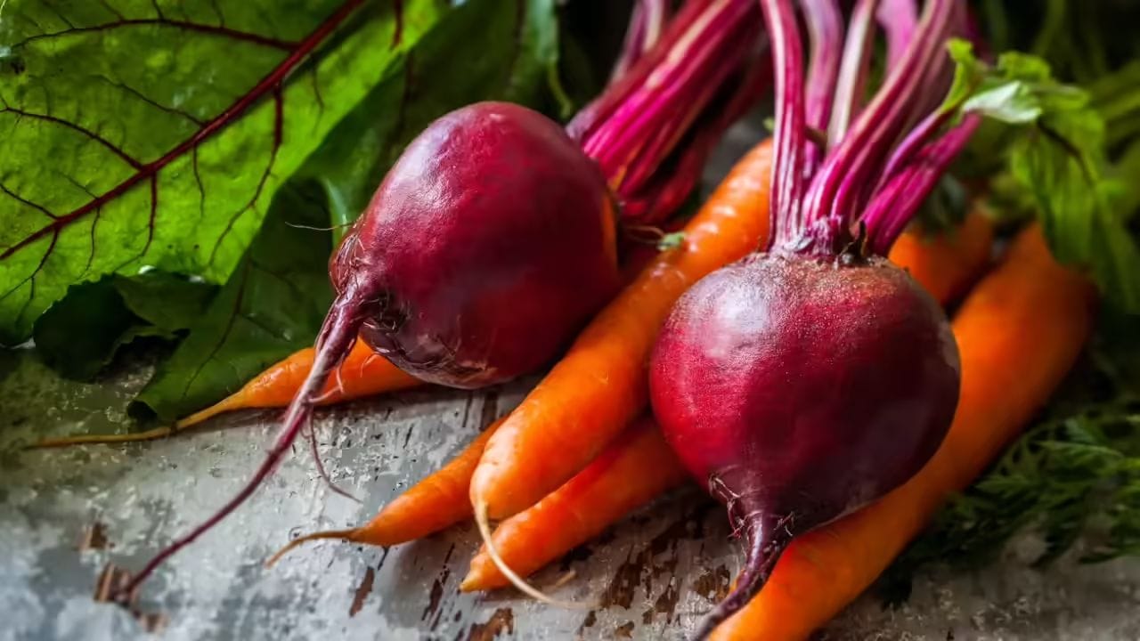 ఈ రెండింటిలో ఏది మంచిది అనే విషయానికి వస్తే.. ఇది మీ ప్రయారిటీస్పై ఆధారపడి ఉంటుంది. మీ కంటి చూపు మెరుపడాలి, మీకు తక్కువ కేలరీలు కావాలి అనుకుంటే, క్యారెట్ బెస్ట్ ఛాయిస్ అవుతుంది. అదే క్రమంలో మీకు మెరుగైన రక్త ప్రసరణ, గుండె ఆరోగ్యం, ఇన్స్టంట్ ఎనర్జీ కావాలి అనుకుంటే బీట్రూట్ చాలా మంచి ఆప్షన్ అవుతుంది. రెండింటినీ ఆహారంలో భాగంగా తీసుకుంటే సంపూర్ణ ఆరోగ్యం లభిస్తుంది.