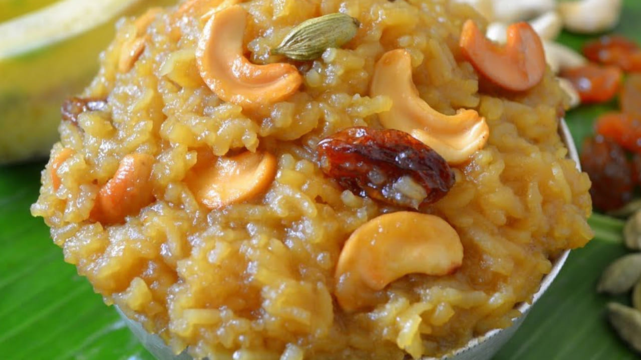 మరో స్టవ్పై కప్పుంపావు బెల్లం, సుమారు ముప్పావు కప్పు పంచదారను ఒక పాత్రలో తీసుకోవాలి. బెల్లం కరగడానికి సరిపడా కొద్దిగా నీళ్లు పోసి, సన్నని మంటపై కరిగించాలి. ఈ మిశ్రమానికి తీగ పాకం రానవసరం లేదు, బెల్లం పూర్తిగా కరిగి కొద్దిగా చిక్కబడిన తరువాత స్టవ్ ఆపి పక్కన పెట్టుకోవాలి. కుక్కర్ ఆవిరి పూర్తిగా పోయిన తర్వాత మూత తీసి, ఉడికించిన అన్నాన్ని ఒకసారి కలపాలి.