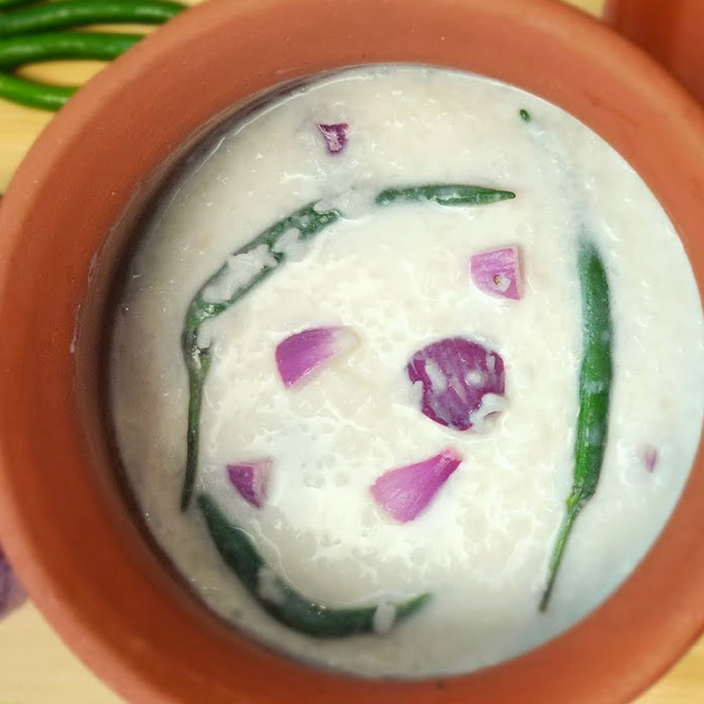 చల్ది అన్నం తయారీ విధానం: బాగా మెత్తగా ఉడికించిన అన్నం తీసుకోవాలి. అన్నం గోరువెచ్చగా ఉన్నప్పుడు మాత్రమే తోడుపెట్టాలి. వేడి అన్నంలో మజ్జిగ వేస్తే అది ఎక్కువగా పులిసిపోయి పులుపు ఎక్కుతుంది. గోరువెచ్చని అన్నంలో తగినన్ని నీళ్లు, కొద్దిగా పలుచని మజ్జిగ వేసి కలపాలి. ఇది గంజి లాంటి పలుచని టెక్స్చర్తో ఉండాలి.