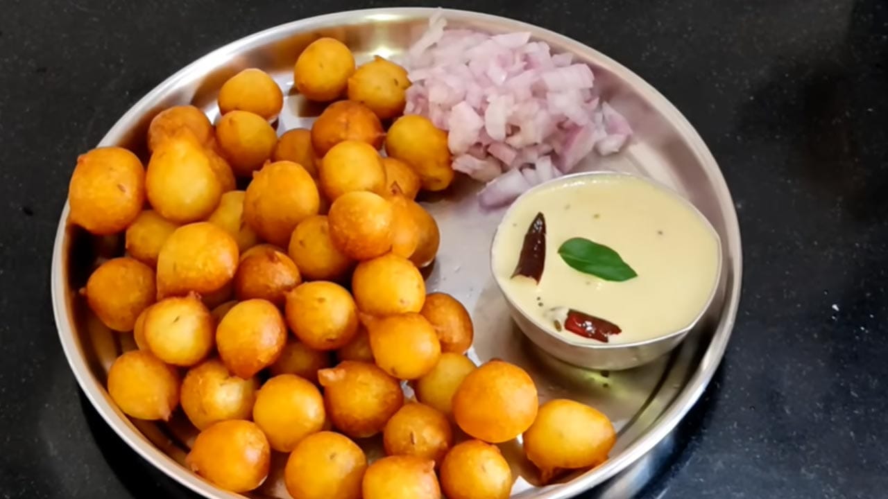 ఒకవైపు మాత్రమే వేగకుండా, గరిటతో వాటిని కదుపుతూ అన్ని వైపులా సమానంగా వేగేలా చూసుకోండి. వేయించిన పునుగులను గరిటతో తీసి, అటూ ఇటూ కదుపుతూ అదనపు నూనెను తీసివేయండి. వేడి వేడి చల్ల పునుగులను, సిద్ధం చేసుకున్న పల్చటి చట్నీతో, మధ్య మధ్యలో ఉల్లిపాయ ముక్కలతో కలిపి తింటే ఆ రుచి అద్భుతంగా ఉంటుంది. ఇంకెప్పుడూ బయట కొనుక్కోవాల్సిన అవసరం ఉండదు. ఈ రుచికరమైన రెసిపీని ఇంట్లోనే ప్రయత్నించి, మీ అనుభవాన్ని మాతో పంచుకోండి.