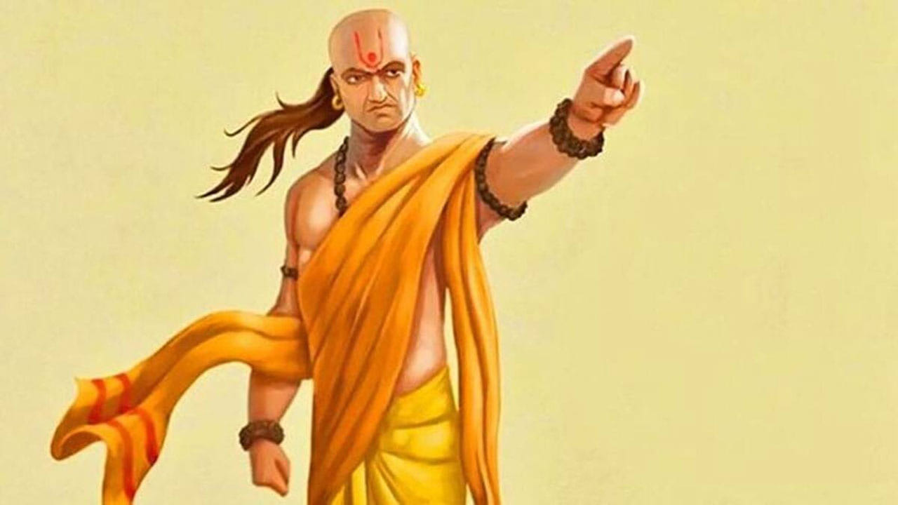 ఆ చార్య చాణక్యుడు తన నీతి శాస్త్రం పుస్తకంలో, భూమి పై స్వర్గం లాంటి ఆనందాన్ని ముగ్గురు వ్యక్తులు అనుభవిస్తారని తెలియజేశాడు. ఇంతకీ ఆ ముగ్గురు వ్యక్తులు ఎవరు అనుకుంటున్నారా? నీతి శాస్త్రంలోని రెండవ అధ్యాయం, మూడవ శ్లోకంలో చాణక్యుడు వివరించినదాని ప్రకారం, సంతోషంగా , చాలా ఆనందంగా, సంపన్నంగా ఉండే వ్యక్తులు మూడు రకాలంట. వారు ఎవరు అంటే?