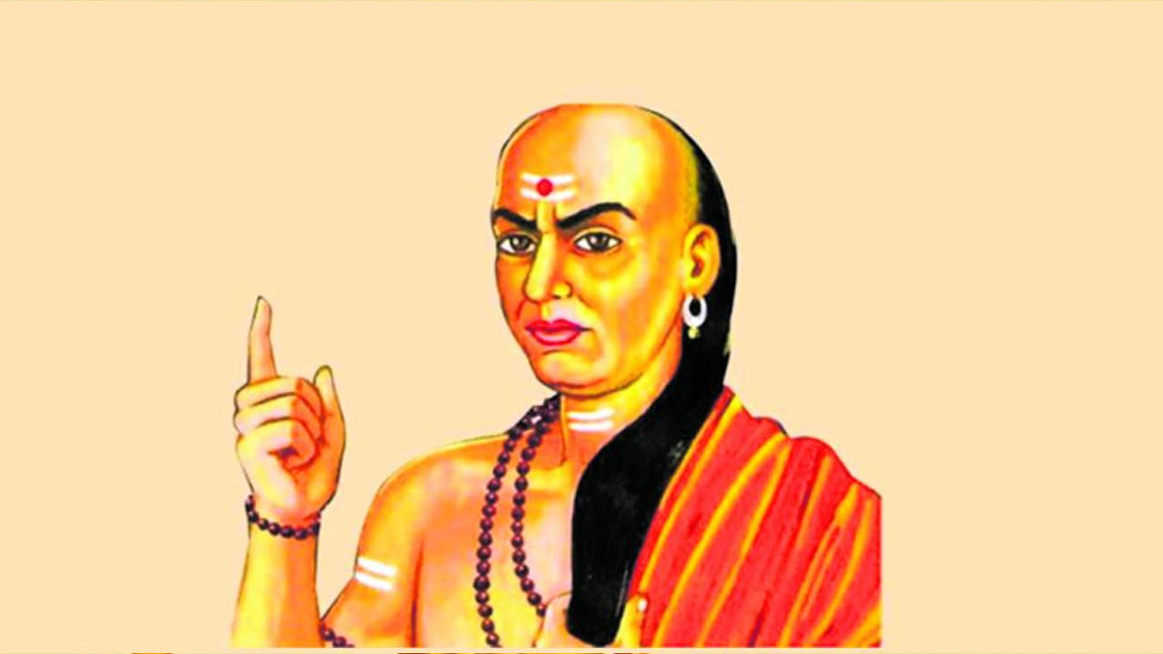 కొడుకుపై పూర్తి నియంత్రణ :  ఏ వ్యక్తి అయితే తన కొడుకును తన అదుపులో ఉంచుకొని పనులను నిర్వహించుకుంటాడో, అతను చాలా గొప్పవాడు మాత్రమే కాకుండా, భూమిపైనే స్వర్గం లాంటి జీవితాన్ని పొందుతాడంట. ఎందుకంటే ఈ రోజుల్లో చాలా మంది తడ్రి మాటను లెక్క చేయడం లేదు, నిత్యం భేదాభిప్రాయాలు వస్తున్నాయి. కానీ ఈ కాలంలో తండ్రి మాటను తీసేయకుండా, పనులు చేసే కొడుకు ఉన్నంత కాలం, ఆ తండ్రి ఆనందంగా జీవితాన్ని అనుభవిస్తారంట.
