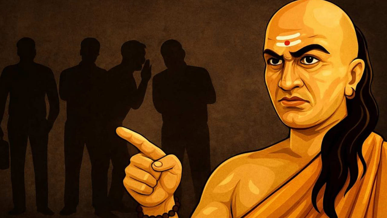 తనకున్న సంపాదనతో తృప్తిపడే వ్యక్తి : ఈ రోజుల్లో చాలా మంది డబ్బు సంపాదించాలని అడ్డదారులు తొక్కుతున్నారు. అంతే కాకుండా అమాయకులను మోసం చేస్తున్నారు. ఎప్పుడూ తృప్తిగా భోజనం చేయకుండా, డబ్బు సంపాదించాలని ఎన్నో ప్రయత్నాలు చేస్తున్నారు. కానీ డబ్బు ముఖ్యమైనదే అయినప్పటికీ, ఉన్నదాంట్లో సంతృప్తి పడే వ్యక్తే గొప్పవాడు అని చెబుతున్నాడు చాణక్యుడు.