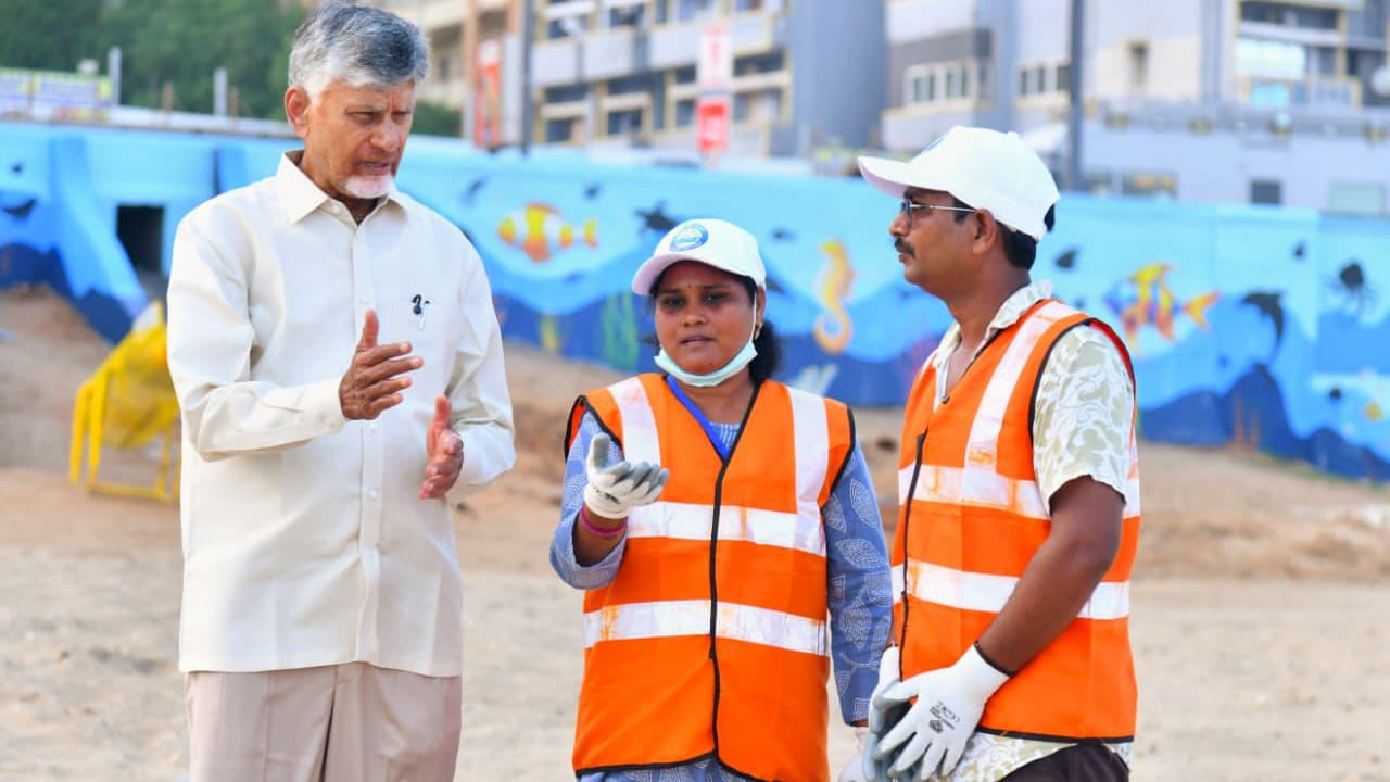 స్కూబా డైవర్లతోనూ సీఎం మాట్లాడారు. సముద్ర గర్భంలో పేరుకుపోయిన ప్లాస్టిక్ వ్యర్థాలు, పాత చేపల వలలను ఎలా గుర్తించి తొలగిస్తున్నారనే విషయాలను అడిగి తెలుసుకున్నారు. సాగర స్వచ్ఛత కార్యక్రమంలో భాగంగా 1,200 టన్నుల ప్లాస్టిక్ వ్యర్థాలను తొలగించడమే లక్ష్యంగా పెట్టుకున్నట్లు అధికారులు సీఎంకు వివరించారు. మ్యాన్హోళ్లు, మురుగు కాల్వల శుభ్రత కోసం జీవీఎంసీ అందుబాటులోకి తెచ్చిన ఆధునిక సీవరేజ్ రోబో పనితీరును కూడా చంద్రబాబు పరిశీలించారు. మానవులు ప్రమాదకర పరిస్థితుల్లోకి వెళ్లాల్సిన అవసరం లేకుండా ఆధునిక సాంకేతికతను ఉపయోగించడంపై అధికారులు వివరించారు.