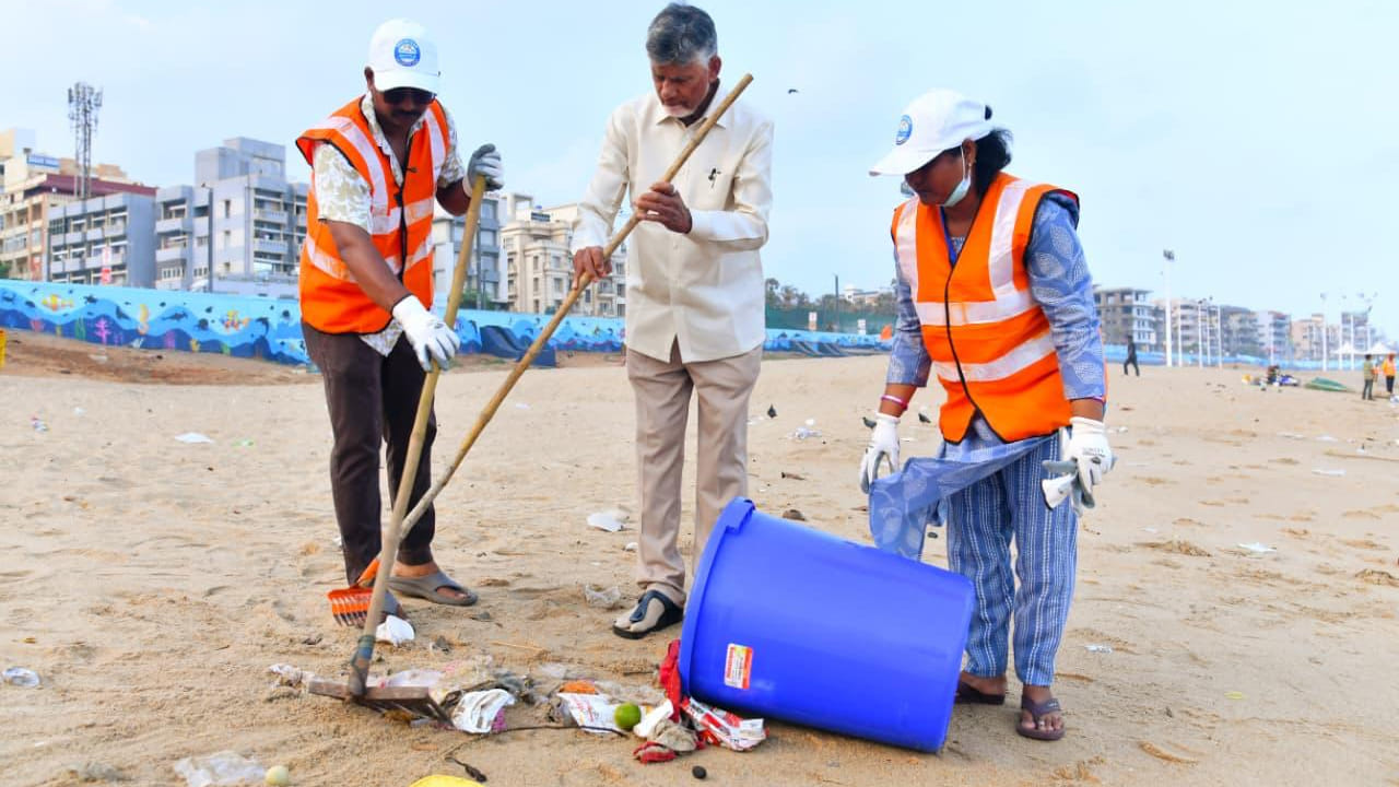 పెదజాలరిపేటలో ఏర్పాటు చేసిన ఓషన్ ప్లాస్టిక్ రికవరీ సెంటర్ పైలట్ సైట్ను సీఎం చంద్రబాబు నాయడు వర్చువల్గా ప్రారంభించారు. సముద్రంలో సేకరించిన ప్లాస్టిక్ వ్యర్థాలను డిజిటల్ తూకం వేసే విధానాన్ని పరిశీలించారు. ప్లాస్టిక్ సేకరణలో పాల్గొంటున్న మత్స్యకారులతో చంద్రబాబు ముఖాముఖి మాట్లాడారు. చేపల వేటతో పాటు సముద్రంలో ప్లాస్టిక్ వ్యర్థాలను సేకరించడం ద్వారా తమకు ప్రోత్సాహకం లభిస్తోందని, దీంతో అదనపు ఆదాయం సమకూరుతోందని మత్స్యకారులు సీఎంకు వివరించారు. అనంతరం సముద్ర వ్యర్థాల సేకరణకు సంబంధించిన ప్రోత్సాహకాన్ని సీఎం స్వయంగా మత్స్యకారులకు అందించారు.