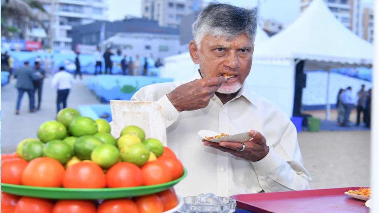 ఆర్కే బీచ్ పరిసరాల్లో మురిమిక్చర్ విక్రయిస్తున్న ఓ మహిళతోనూ చంద్రబాబు మాట్లాడారు. ఆమె జీవనోపాధి, కుటుంబ పరిస్థితుల గురించి అడిగి తెలుసుకున్నారు. ఆమె ఒంటరి మహిళ అని తెలుసుకున్న సీఎం.. ఆమెకు పెన్షన్ మంజూరు చేయాలని అధికారులను ఆదేశించారు. అనంతరం ఆమె విక్రయిస్తున్న మురిమిక్చర్ను చంద్రబాబు స్వయంగా రుచి చూశారు.