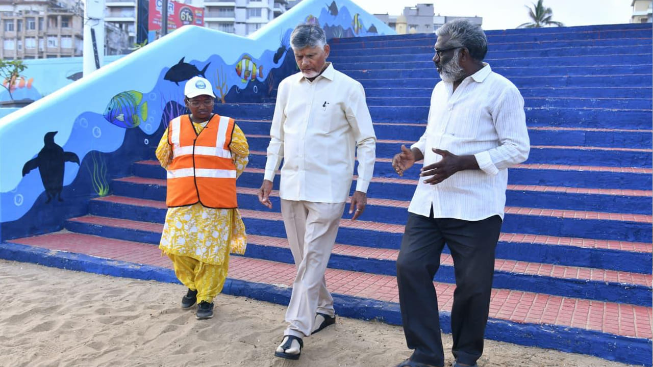 విశాఖపట్నం ఆర్కే బీచ్లో నిర్వహించిన ‘స్వర్ణాంధ్ర–స్వచ్ఛాంధ్ర’ కార్యక్రమంలో ఆంధ్రప్రదేశ్ ముఖ్యమంత్రి చంద్రబాబు నాయుడు పాల్గొన్నారు. సాగర స్వచ్ఛత కార్యక్రమాన్ని క్షేత్రస్థాయిలో పరిశీలించిన సీఎం.. సముద్రాన్ని ప్లాస్టిక్ వ్యర్థాల నుంచి విముక్తి చేసేందుకు చేపడుతున్న చర్యలను అధికారులు, పారిశుద్ధ్య సిబ్బంది, మత్స్యకారులు, స్కూబా డైవర్లను అడిగి తెలుసుకున్నారు.