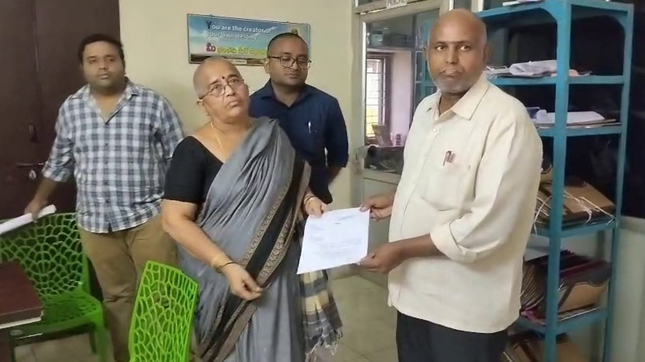 కనిగిరికి చెందిన విద్యార్ధి తౌఫిక్‌ ది ఆత్మహత్య కాదని హత్యేనంటూ విద్యార్థి తల్లిదండ్రులు, విద్యార్థి సంఘాల నేతలు పలు మార్లు ఆరోపణలు చేశారు, చేస్తూనే ఉన్నారు. పదిరోజులుగా విద్యార్ధి తల్లి మౌలాబి మూలగుంటపాడులోని కోచింగ్‌ సెంటర్‌ ఎదుట ఒంటరిగా కూర్చుని నిరసన దీక్షలు చేస్తుంటే పోలీసులు, విద్యాశాఖ అధికారులు ఏం చేస్తున్నట్టో అర్ధం కావడం లేదు... ఒకవేళ చట్టపరమైన అన్ని చర్యలు తీసుకున్నామని, కేసు కోర్టులో ఉందని బాధితురాలికి పోలీసులు ఎందుకు వివరించలేకపోయారు... అసలు ఎలాంటి అనుమతి లేకుండా కోచింగ్‌ సెంటర్‌ను నిర్వహిస్తున్న యజమాని ప్రవర్తనపై పలు ఆరోపణలు ఉన్నా, ఆ కోణంలో ఎందుకు విచారించలేదన్న సందేహాలు కలుగుతున్నాయి... ఇంత జరుతుగున్న స్థానిక ఎమ్మెల్యేలు, మంత్రులు బాధిత కుటుంబాన్ని కలిసి ఎందుకు భరోసా కల్పించలేకపోయారన్నది ఇక్కడ అంతుచిక్కని ప్రశ్న... రాష్ట్రంలో ఏ మూల ఏం దారుణం జరిగినా వెంటనే స్పందించే ప్రభుత్వం ఈ తౌషిక్‌ మృతి విషయంలో మాత్రం ఎందుకు సీరియస్‌గా తీసుకోలేదో అర్ధం కావడంలేదని ముస్లిం ప్రజా సంఘాల నేతలు ఆవేదన వ్యక్తం చేస్తున్నారు... అల్లారుముద్దుగా పెంచుకున్న బిడ్డ మృతికి కారకులైన వారిని శిక్షించేలా చేసేందుకు తల్లి మౌలాబి చేసిన పోరాటాలు విఫలం కావడంతో జీవతంపై విరక్తి చెంది ఆమె విషం తాగి ఆత్మహత్య చేసుకోవడం ప్రజాస్వామ్మ ప్రభుత్వాలకు సిగ్గుచేటని విద్యార్ధి, ప్రజా సంఘాల నేతలు ఆవేదన వ్యక్తం చేస్తున్నారు. ఇక్కడ అత్యంత విషాదకరమైన విషయం ఏంటంటే తాను చనిపోతే తన మృతదేహాన్ని తన బిడ్డ సమాధి పక్కనే పాతి పెట్టాలని ఆత్మహత్య చేసుకునే ముందు ఆ తల్లి అందర్నీ వేడుకోవడం. తల్లీ, బిడ్డల మృతితోనైనా ప్రభుత్వాలు కదులుతాయా..అనుమతి లేని కోచింగ్‌ సెంటర్‌ను మూసివేస్తారా... ఏం చేస్తారో చూడాలి...