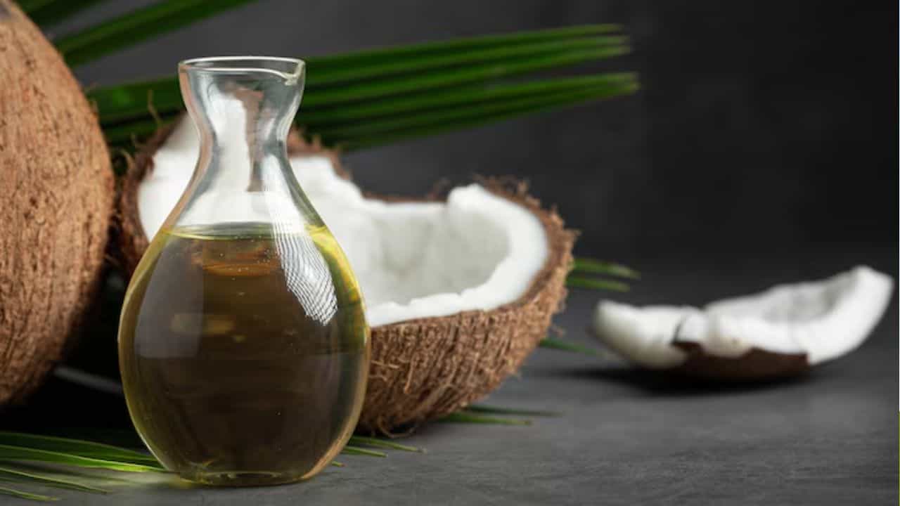 కాంబినేషన్ చర్మం: ఇలాంటి చర్మం ఉన్నవారు లిమిట్‌లో కొబ్బరి నూనెను ఉపయోగించాలి. అంటే మీ ముఖంపై పొడిగా ఉండే భాగాలలో మాత్రమే అతి తక్కువ మోతాదులో కొబ్బరి నూనెను రాసుకోవాలి. ఇలా చేయడం వల్ల ఇతర సమస్యలు రాకుండా నివారించవచ్చు. అలాగే ఎప్పుడూ బాగా శుద్ది చేసిన ఎక్స్‌ట్రా వర్జిన్ కొబ్బరి నూనెను మాత్రమే వాడండి. 