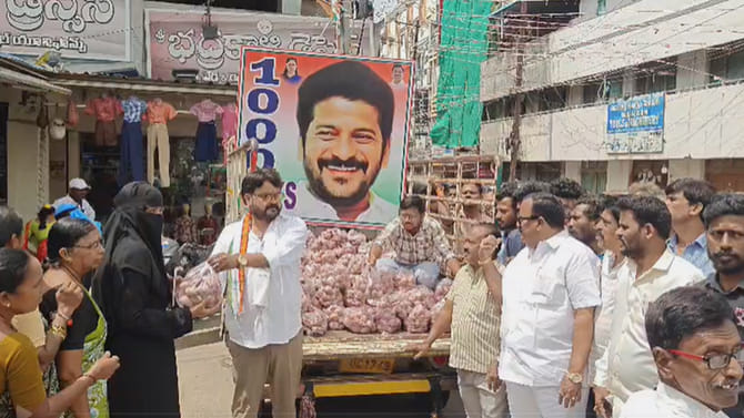 వెయ్యి రోజుల పాలన.. వెయ్యి కిలోల ఉల్లిగడ్డలు పంపిణీ!