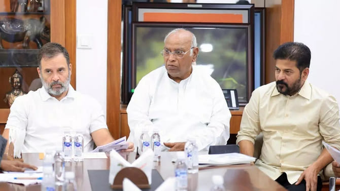 తెలంగాణలో హాట్‌టాపిక్‌గా మారిన ఢిల్లీ పరిణామాలు