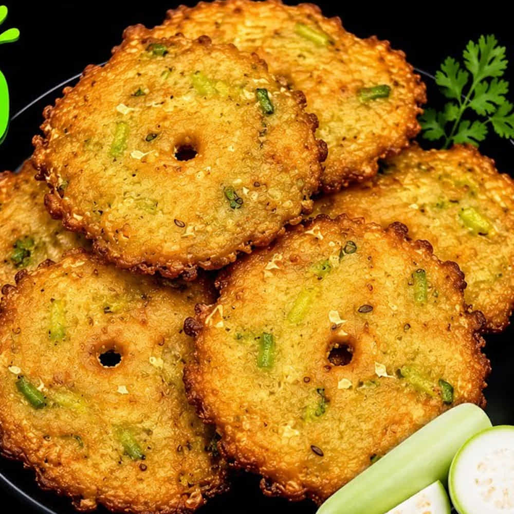 కడాయిలో డీప్ ఫ్రైకి సరిపడా నూనెను మీడియం హీట్ చేయాలి. వడలను నూనెలో వేసి, మంటను హై ఫ్లేమ్లో ఉంచి వేయించాలి. హై ఫ్లేమ్లో వేయిస్తేనే నూనె పీల్చవు. రెండు నిమిషాల పాటు కదపకుండా ఉంచి, ఆ తర్వాత గరిటెతో నెమ్మదిగా తిప్పుతూ రెండు వైపులా గోల్డెన్ బ్రౌన్ కలర్ వచ్చేవరకు వేయించి తీసుకోవాలి. అంతే, పైన ఎంతో క్రిస్పీగా, లోపల నోట్లో వెన్నలా కరిగిపోయే 'సొరకాయ రవ్వ వడలు' సిద్ధం! కారకారంగా ఉండే పుట్నాల చట్నీతో వడ్డిస్తే ఇంట్లో అందరూ పదే పదే కావాలని అడుగుతారు.