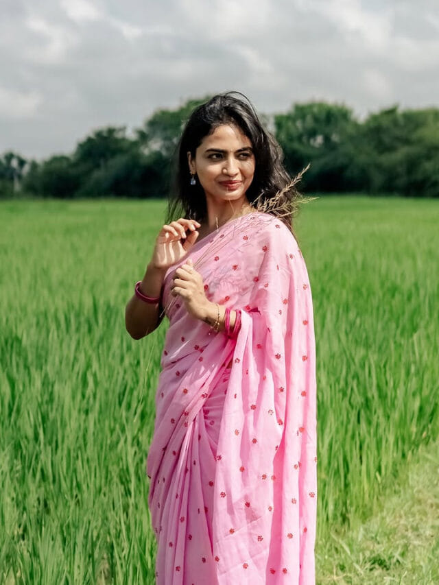 పచ్చని పొలాల్లో అందంగా.. చీరలో ఎంత ముద్దుగుందో..