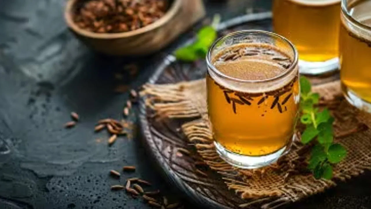 రోగనిరోధక శక్తి పెంపు: జీలకర్రలో ఐరన్, యాంటీ ఆక్సిడెంట్లు పుష్కలంగా ఉంటాయి. ఇవి శరీరంలోని రోగనిరోధక వ్యవస్థను బలోపేతం చేసి, తరచూ వచ్చే జలుబు, దగ్గు వంటి ఇన్ఫెక్షన్ల నుండి రక్షణ కల్పిస్తాయి. టైప్-2 మధుమేహంతో బాధపడేవారికి జీలకర్ర నీరు ఎంతో మేలు చేస్తుంది. ఇది ఇన్సులిన్ సున్నితత్వాన్ని పెంచి, రక్తంలో గ్లూకోజ్ స్థాయిలను సాధారణ స్థితిలో ఉంచడానికి తోడ్పడుతుంది.