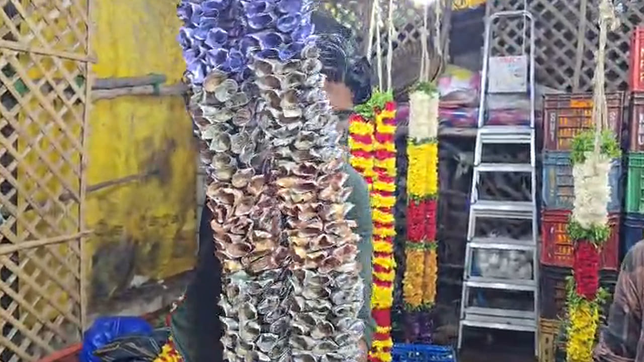 వరంగల్  , హనుమకొండ పూల వ్యాపారులు పూలతో తయారు చేసిన గజమాలతో పాటు ఫేక్ కరెన్సీ గజమాలలు విక్రయాలు జరుపుతున్నారు.. పూల దుకాణాలలో దర్శనమిస్తున్న ఈ కరెన్సీ గజమాలలు చూపరులను ఆశ్చర్య పరుస్తున్నాయి..