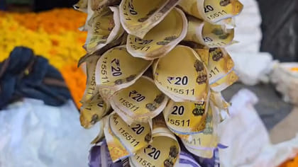 పూల దండల దుకాణాలలో ఫేక్ కరెన్సీ దండల విక్రయాలు