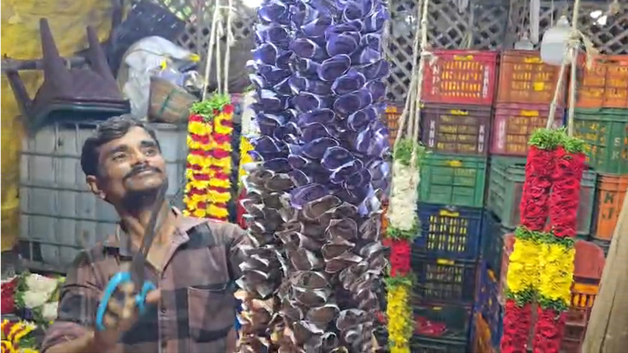 పిల్లలు ఆడుకునే ఫేక్ కరెన్సీ తో పూలదండలు తయారుచేసి విక్రయాలు జరుపుకున్నారు.. పూల వ్యాపారులే ఈ దండలను అల్లి డిఫరెంట్ ఆకారంలో గణపతికి ఫేక్ కరెన్సీ తో గజమాలలు తయారు చేశారు. వీటిని పూలదండలతో పాటే విక్రయాలు జరుపుతున్నారు y