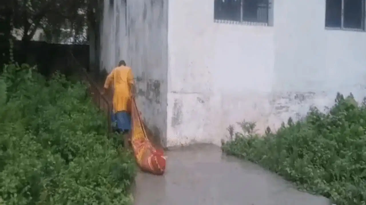 Viral Video: మంటగలిచిన మానవత్వం.. మృతదేహాన్ని నేలపై ఈడ్చుకెళ్లిన సిబ్బంది..!