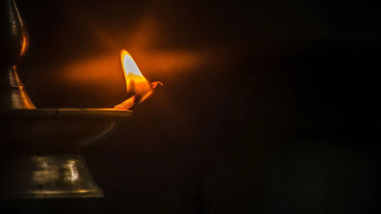 Intlo Deepam Niyamalu: దీపం కేవలం వెలుగును అందించడమే కాకుండా, ఆధ్యాత్మికంగా సానుకూలతకు ప్రతీకగా భావిస్తారు. హిందూ సంప్రదాయంలో ఇంట్లో దీపం వెలిగించడం ఎంతో పవిత్రమైన ఆచారంగా పరిగణించబడుతుంది. వాస్తు శాస్త్ర విశ్వాసాల ప్రకారం, సరైన ప్రదేశంలో దీపం వెలిగించడం వల్ల ఇంట్లో సానుకూల వాతావరణం ఏర్పడుతుందని నమ్ముతారు. అదే సమయంలో, దీపాన్ని ఎక్కడ పడితే అక్కడ వెలిగించడం మంచిది కాదని కొన్ని వాస్తు నియమాలు చెబుతున్నాయి. అందుకే దీపం వెలిగించేటప్పుడు ప్రదేశం, పరిశుభ్రత, జ్వాల దిశ వంటి కొన్ని విషయాలను పరిగణనలోకి తీసుకోవాలని వాస్తు విశ్వాసాలు సూచిస్తున్నాయి. దీపం వెలిగించకూడదని భావించే ప్రదేశాలు ఏమిటో ఇప్పుడు తెలుసుకుందాం.
