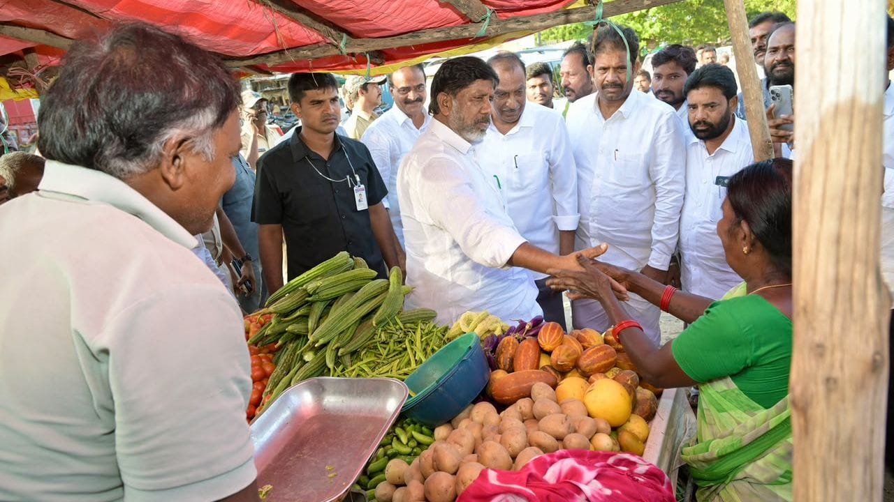 ఖమ్మం జిల్లా ముదిగొండ పర్యటనలో భాగంగా డిప్యూటీ సీఎం పలు అభివృద్ధి పనులను క్షేత్రస్థాయిలో పరిశీలించారు. రహదారి నిర్మాణ పనులతో పాటు, ప్రభుత్వ ఆసుపత్రి భవన నిర్మాణ పనులను పరిశీలించి, నాణ్యతా ప్రమాణాలతో త్వరితగతిన పూర్తి చేయాలని అధికారులను ఆదేశించారు.