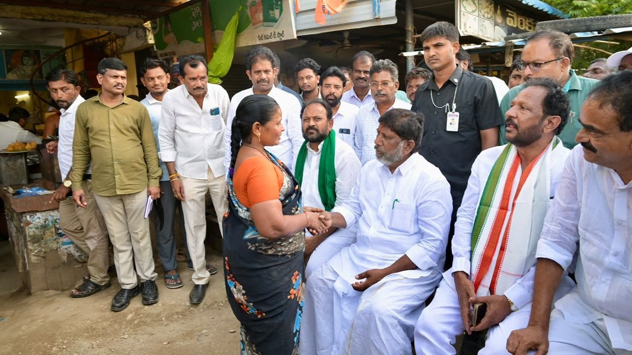 అధికారానికి, ఆత్మీయతకు మధ్య తేడా ఏంటో చూపించారు తెలంగాణ డిప్యూటీ సీఎం మల్లు భట్టి విక్రమార్క. తాజాగా తన మధిర నియోజకవర్గ పర్యటనలో భాగంగా ముదిగొండ మండల కేంద్రానికి చేరుకున్న ఆయన, మార్గమధ్యలో 'నీల్ కమల్ టీ స్టాల్ వద్ద తన కాన్వాయ్ను ఆపి అందరినీ ఆశ్చర్యపరిచారు.