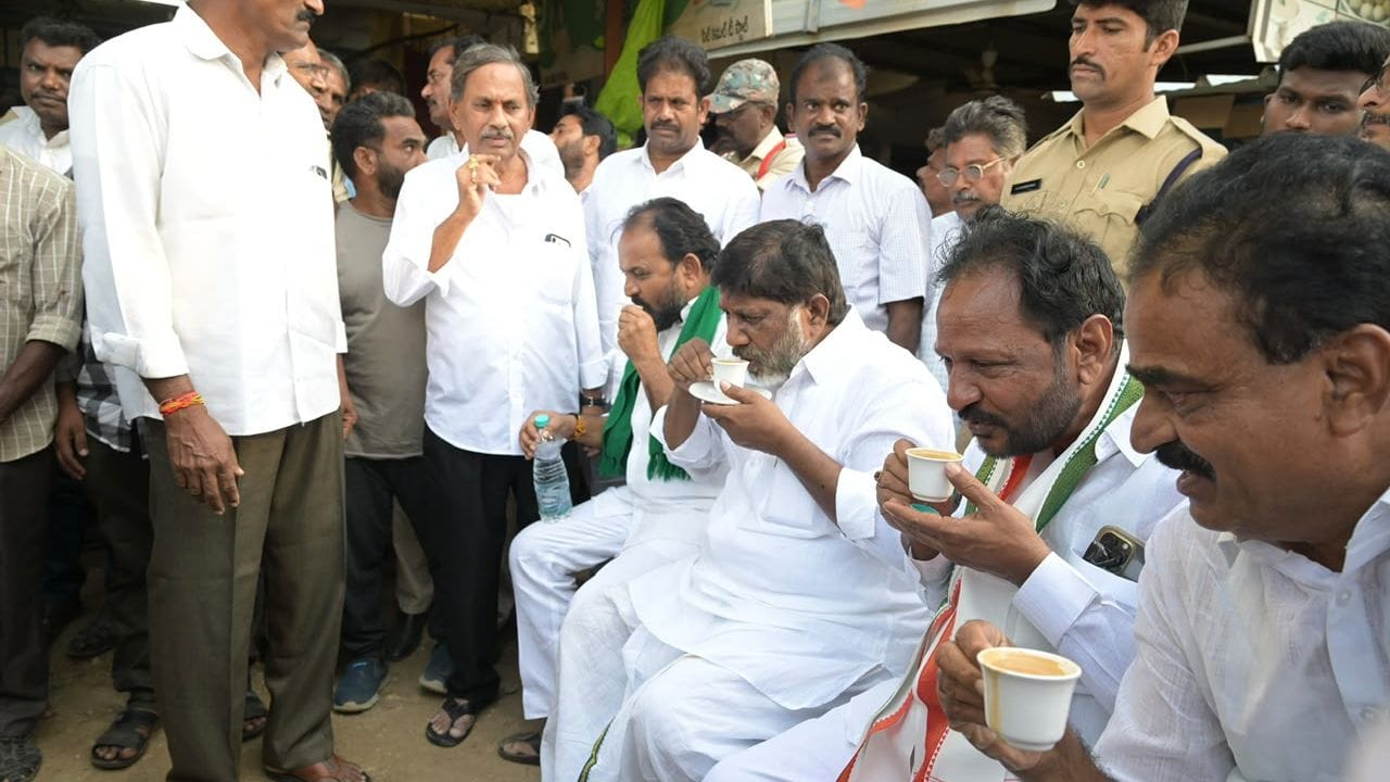 మార్కెట్లోని ప్రజలు, వ్యాపారులతో మాట్లాడిన సందర్భంగా డిప్యూటీ సీఎం భట్టి విక్రమార్క ప్రభుత్వ లక్ష్యాన్ని వివరించారు. పేద ప్రజల కోసం ప్రభుత్వం అనేక పథకాలను అమలు చేస్తోందని, అర్హులైన ప్రతి ఒక్కరికీ సంక్షేమ ఫలాలు కచ్చితంగా అందుతాయని ఆయన భరోసా ఇచ్చారు. రాష్ట్రానికి ఉపముఖ్యమంత్రై సమాన్యుడిలా తమ దగ్గర కూర్చొని టీ తాగడంతో స్థానికులు హర్షం వ్యక్తం చేశారు.