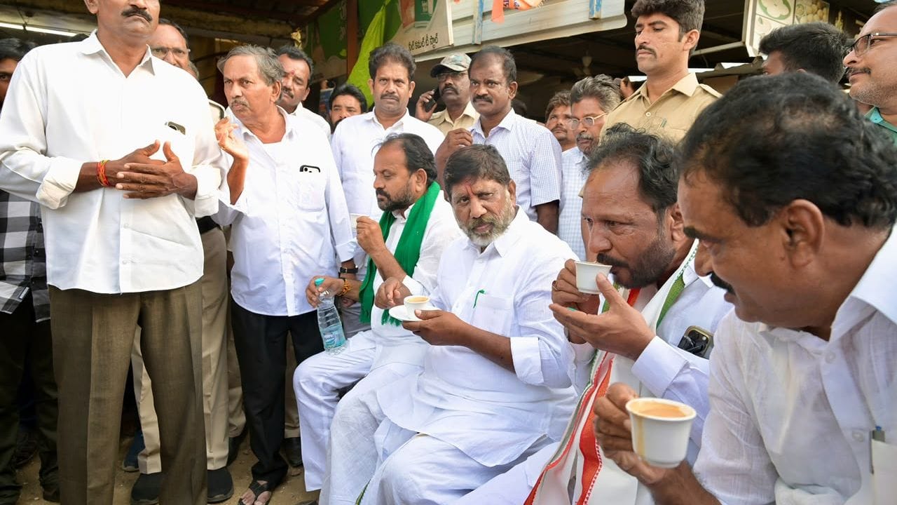 అధికార హోదాను పక్కనపెట్టి ప్రజల్లో ఒకడిగా కలిసిపోయిన భట్టి విక్రమార్క, సామాన్యుడిలా స్టాల్ ముందున్న బల్లపై కూర్చున్నారు. చాయ్ తాగుతూ స్థానికులతో ముచ్చటించారు. రాష్ట్ర ఉప ముఖ్యమంత్రే నేరుగా తమ ముందుకు వచ్చి టీ తాగడం చూసి అక్కడి ప్రజలు ఆశ్చర్యపోయారు.
