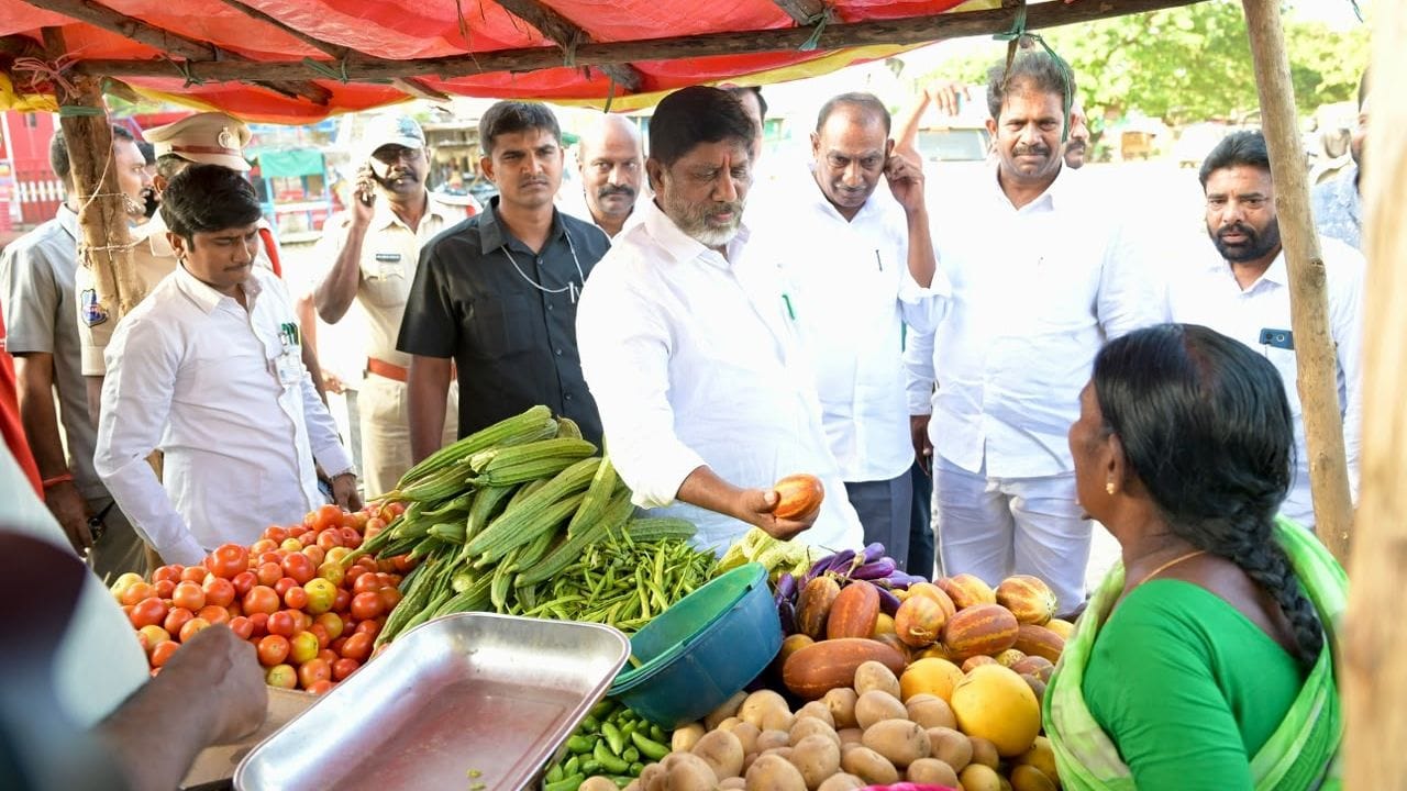 పనుల పరిశీలన అనంతరం ఆయన నేరుగా స్థానిక కూరగాయల మార్కెట్కు వెళ్లారు. మార్కెట్లో కలియదిరుగుతూ కూరగాయల ధరలు ఎలా ఉన్నాయని అడిగి తెలుసుకున్నారు. అలాగే, ప్రభుత్వ పథకాలు ప్రజలందరికీ సరిగ్గా అందుతున్నాయా లేదా అని స్వయంగా వారిని అడిగి తెలుసుకున్నారు.