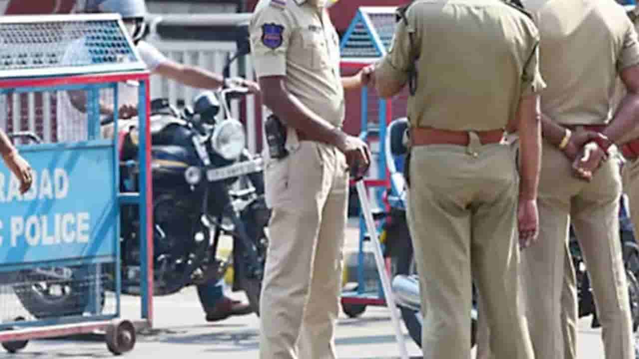 Andhra News: గంజాయి తరలిస్తున్న పోలీసులు చిక్కారు.. కట్చేస్తే మరో కేసులో అడ్డంగా బుక్కయ్యారు..