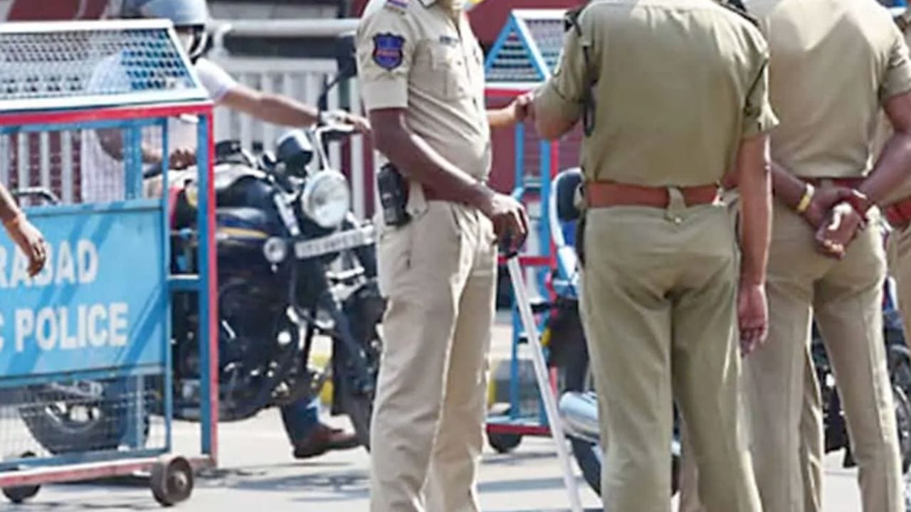 Andhra News: గంజాయి తరలిస్తున్న పోలీసులు చిక్కారు.. కట్చేస్తే మరో కేసులో అడ్డంగా బుక్కయ్యారు..