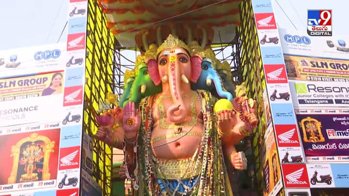 ఖైరతాబాద్ బడా గణపతి దర్శనానికి పోటెత్తిన భక్తులు ఖైరతాబాద్ బడా గణపతి దర్శనానికి పోటెత్తిన భక్తులు