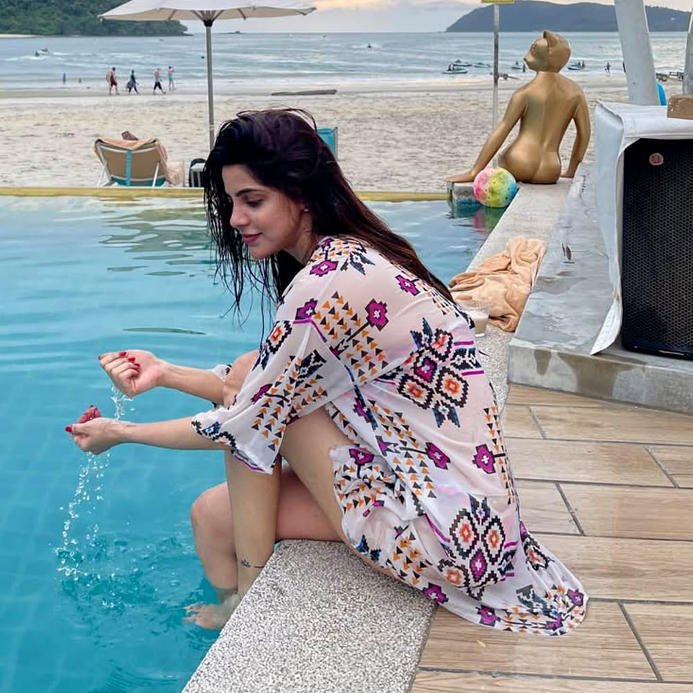 తొలి చిత్రంతోనే ప్రత్యేకమైన గుర్తింపు రావడంతో దివ్య భారతి ఫొటోలు, వీడియోలు నెట్టింట వైరల్‌గా మారాయి. ఆమె అందం, స్టైలిష్ లుక్స్‌కు అభిమానులు ఫిదా అయ్యారు. ఫలితంగా ఈ చిన్నది తమిళ ప్రేక్షకుల్లో తనకంటూ ఓ ప్రత్యేకమైన గుర్తింపు తెచ్చుకుంది. తొలి సినిమాతో మంచి పేరు తెచ్చుకున్న దివ్య భారతి ఆ తర్వాత కూడా సినిమాల్లో నటిస్తూ ముందుకు సాగింది. జీవీ ప్రకాశ్ కుమార్‌తో కలిసి ‘కింగ్‌స్టన్’ చిత్రంలోనూ కనిపించింది. అయితే ఈ సినిమాలు బాక్సాఫీస్ వద్ద ఆశించిన స్థాయిలో విజయాన్ని అందుకోలేకపోయాయి.