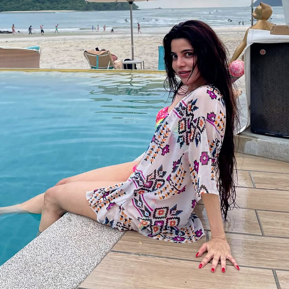 రొమాంటిక్ ఎంటర్‌టైనర్‌గా తెరకెక్కిన ఈ సినిమాలో దివ్య భారతి తన నటనతో పాటు గ్లామర్‌తోనూ ప్రేక్షకులను ఆకట్టుకుంది. తొలి సినిమాతోనే ఈ బ్యూటీకి మంచి పాపులారిటీ వచ్చింది. ముఖ్యంగా సినిమాలోని పాటలు, రొమాంటిక్ సన్నివేశాలు యువతను ఆకట్టుకోవడంతో దివ్య భారతి పేరు సోషల్ మీడియాలోనూ మార్మోగింది.  ‘బ్యాచిలర్’ సినిమాలోని కొన్ని పాటలు అప్పట్లో బాగా పాపులర్ అయ్యాయి. అందులో దివ్య భారతి కనిపించిన తీరు, ఆమె స్క్రీన్ ప్రజెన్స్ యువతను ఆకర్షించాయి. దీంతో ఈ అమ్మడికి సోషల్ మీడియాలో అభిమానుల సంఖ్య పెరిగింది.