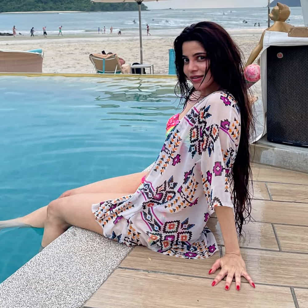 రొమాంటిక్ ఎంటర్టైనర్గా తెరకెక్కిన ఈ సినిమాలో దివ్య భారతి తన నటనతో పాటు గ్లామర్తోనూ ప్రేక్షకులను ఆకట్టుకుంది. తొలి సినిమాతోనే ఈ బ్యూటీకి మంచి పాపులారిటీ వచ్చింది. ముఖ్యంగా సినిమాలోని పాటలు, రొమాంటిక్ సన్నివేశాలు యువతను ఆకట్టుకోవడంతో దివ్య భారతి పేరు సోషల్ మీడియాలోనూ మార్మోగింది. ‘బ్యాచిలర్’ సినిమాలోని కొన్ని పాటలు అప్పట్లో బాగా పాపులర్ అయ్యాయి. అందులో దివ్య భారతి కనిపించిన తీరు, ఆమె స్క్రీన్ ప్రజెన్స్ యువతను ఆకర్షించాయి. దీంతో ఈ అమ్మడికి సోషల్ మీడియాలో అభిమానుల సంఖ్య పెరిగింది.