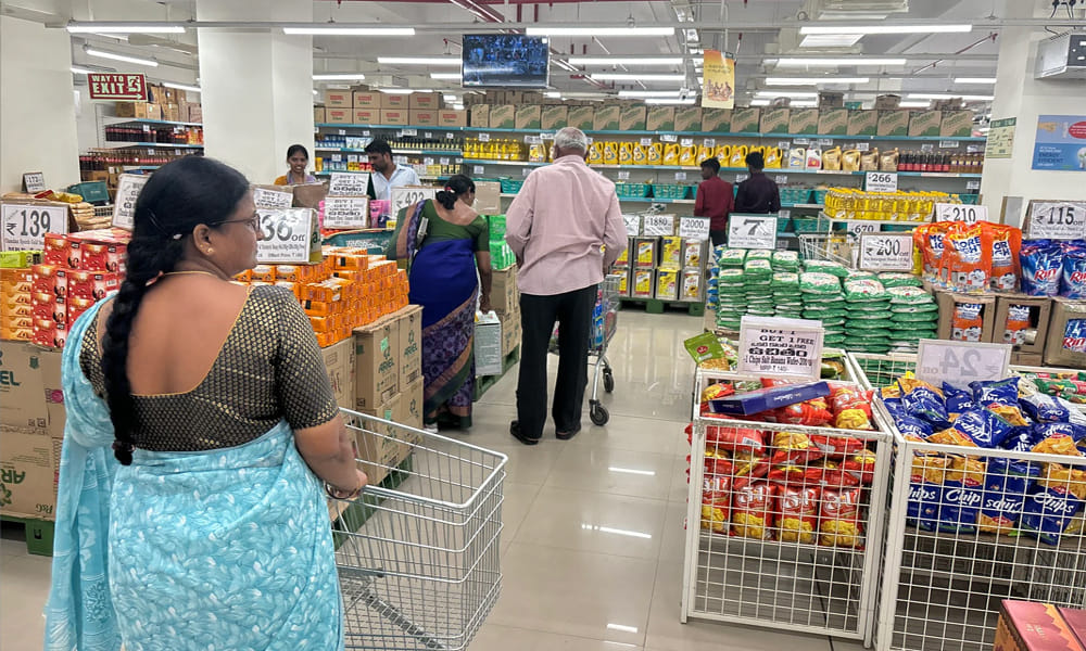  రద్దీగా ఉండే సమయాలను నివారించండి:  డిమార్ట్‌లో వారాంతాలు అంటే శని, ఆదివారాలతో పాటు, నెల ప్రారంభంలో అంటే దాదాపు ప్రతి నెల 10వ తేదీ లోపు షాపింగ్‌కు వెళ్లకపోవడం మంచిది. ఈ సమయాల్లో డిమార్ట్‌లో రద్దీ అధికంగా ఉంటుంది. ఎందుకంటే చాలా మందికి జీతాలు పడటంతో నెలవారీ సరుకులు కొనేందుకు వస్తారు. రద్దీ ఎక్కువగా ఉన్నప్పుడు ప్రజలు తొందరపాటుగా, ఆఫర్లు, డిస్కౌంట్లు చూడకుండా వస్తువులను కొనుగోలు చేస్తారు. ప్రశాంతమైన వాతావరణంలో షాపింగ్ చేయడానికి వారంలోని మధ్య రోజులను, రద్దీ తక్కువగా ఉండే సమయాలను ఎంచుకోవడం ఉత్తమం. ఇది మీకు ఆఫర్‌లను జాగ్రత్తగా పరిశీలించడానికి, తెలివైన కొనుగోలు నిర్ణయాలు తీసుకోవడానికి సహాయపడుతుంది. ఈ చిట్కాలను పాటించడం ద్వారా డిమార్ట్‌లో మీ షాపింగ్ అనుభవాన్ని మెరుగుపరచుకోవచ్చు, తక్కువ డబ్బుతో ఎక్కువ విలువను పొందవచ్చు.
