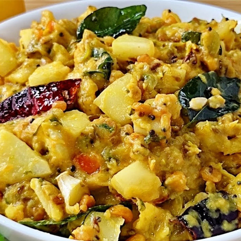 రుబ్బిన కొబ్బరి-దోసకాయ ముద్దను ఒక వెడల్పాటి గిన్నెలోకి తీసుకోవాలి. ఇప్పుడు మనం ముందుగా పక్కన పెట్టుకున్న పచ్చి దోసకాయ ముక్కలను ఇందులో వేసి గరిటెతో సమంగా కలిసేలా మిక్స్ చేయాలి. ఈ సమయంలో ఉప్పు సరిచూసుకుని అవసరమైతే కొద్దిగా వేసి కలుపుకోవాలి. అంతే, ఎలాంటి పోపు పెట్టాల్సిన అవసరం లేకుండా ఎంతో కమ్మగా ఉండే దోసకాయ కొబ్బరి పచ్చడి సిద్ధం! అన్నంలో కలుపుకుని తింటుంటే పంటికి తగిలే క్రంచీ దోసకాయ ముక్కలు, కొబ్బరి-మినప్పప్పు సువాసనలతో అమృతాన్ని తలపిస్తుంది