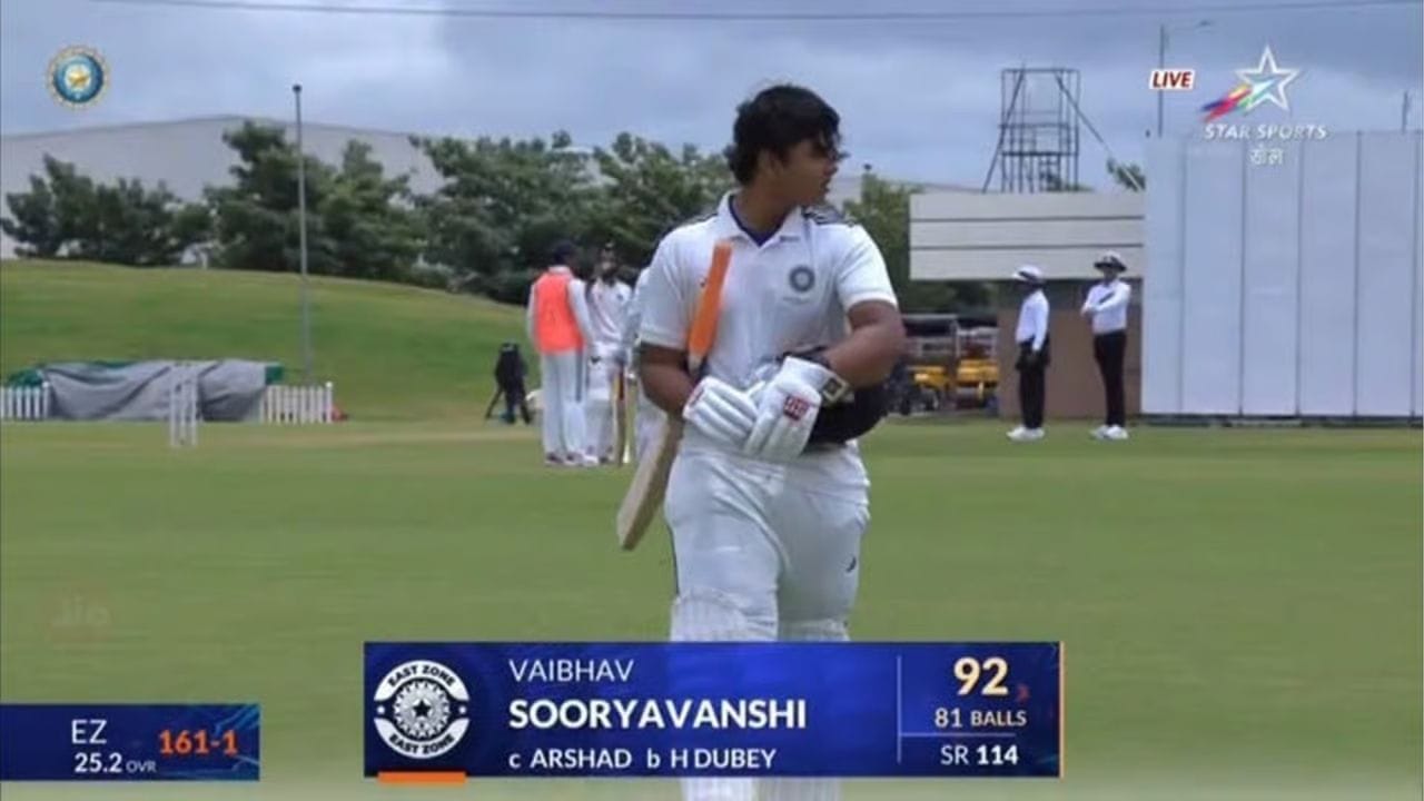 సయ్యద్ ముస్తాక్ అలీ ట్రోఫీలోనూ సంచలనం..: దేశవాళీ టీ20ల్లోనూ వైభవ్ తన దూకుడును తగ్గించలేదు. సయ్యద్ ముస్తాక్ అలీ ట్రోఫీలో 14 ఏళ్ల 250 రోజుల వయసులో శతకం సాధించి.. ఈ టోర్నీలో సెంచరీ చేసిన అత్యంత పిన్న వయస్కుడిగా రికార్డు సృష్టించాడు.