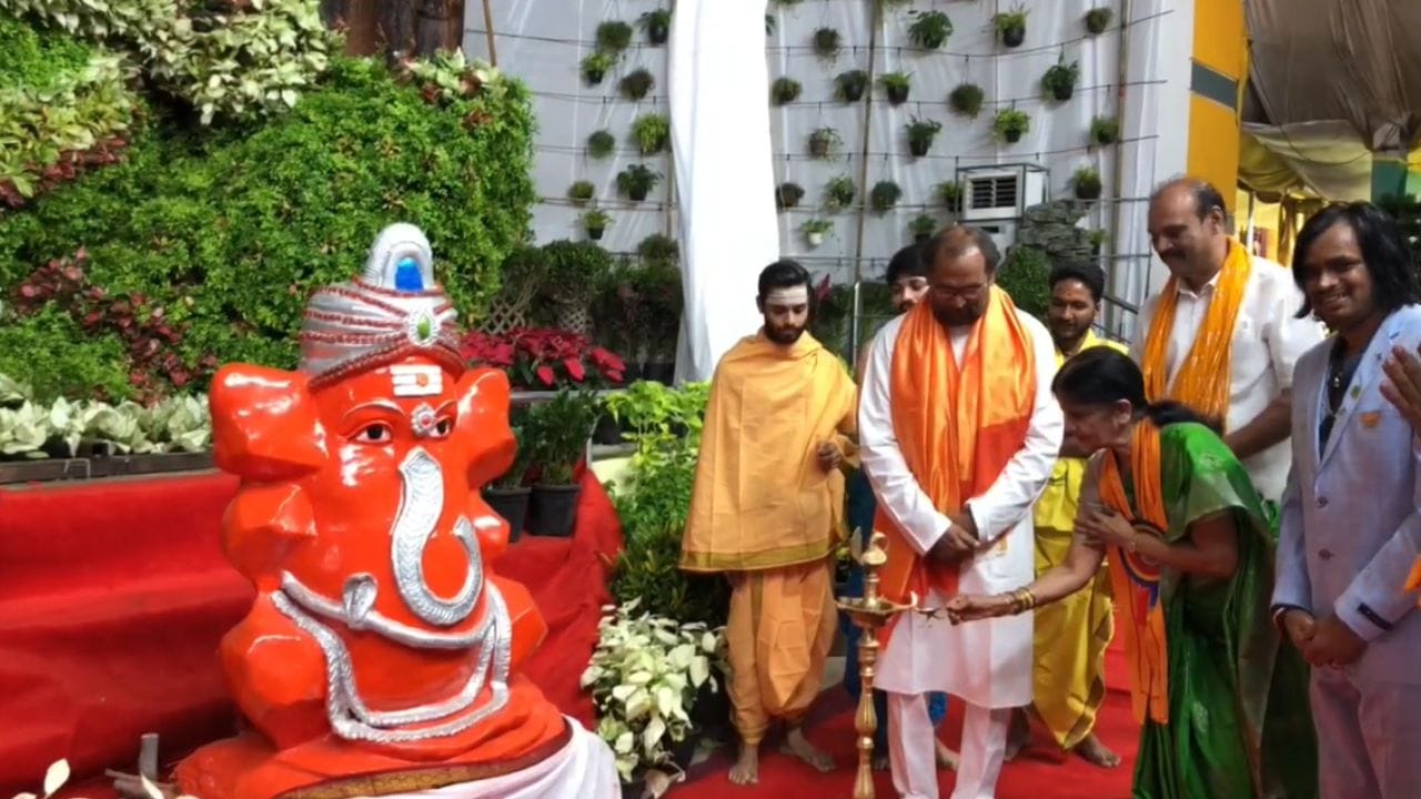 అంతేకాకుండా పర్యావరణ పరిరక్షణ సందేశాన్ని ప్రతిబింబించేలా మరో 60 వేల మొక్కలతో ఏర్పాటు చేసిన మండపం, ప్రతిమను ఎమ్మెల్యే కొనతాల రామకృష్ణ ప్రారంభించారు. అనంతరం ప్రత్యేక పూజలు నిర్వహించి స్వామివారిని దర్శించుకున్నారు.