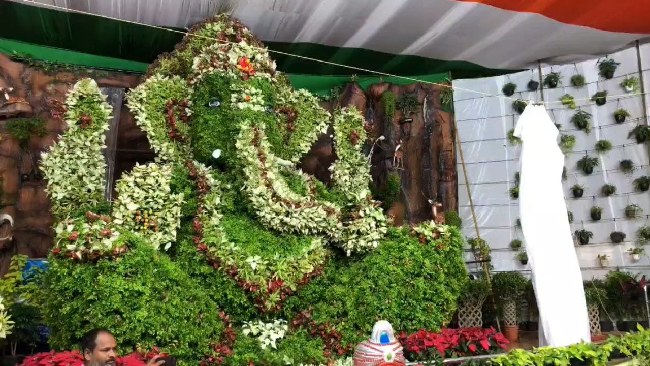 మొక్కలతో ప్రత్యేకంగా రూపొందించిన సస్య గణపతి విగ్రహం భక్తులను విశేషంగా ఆకట్టుకుంటోంది. వినాయక నవరాత్రి ఉత్సవాల ద్వారా భక్తితో పాటు పర్యావరణ పరిరక్షణ ప్రాధాన్యతను ప్రజల్లోకి తీసుకెళ్లాలనే ఉద్దేశంతో ఈ వినూత్న కార్యక్రమాన్ని చేపట్టినట్లు ఆలయ నిర్వాహకులు తెలిపారు.