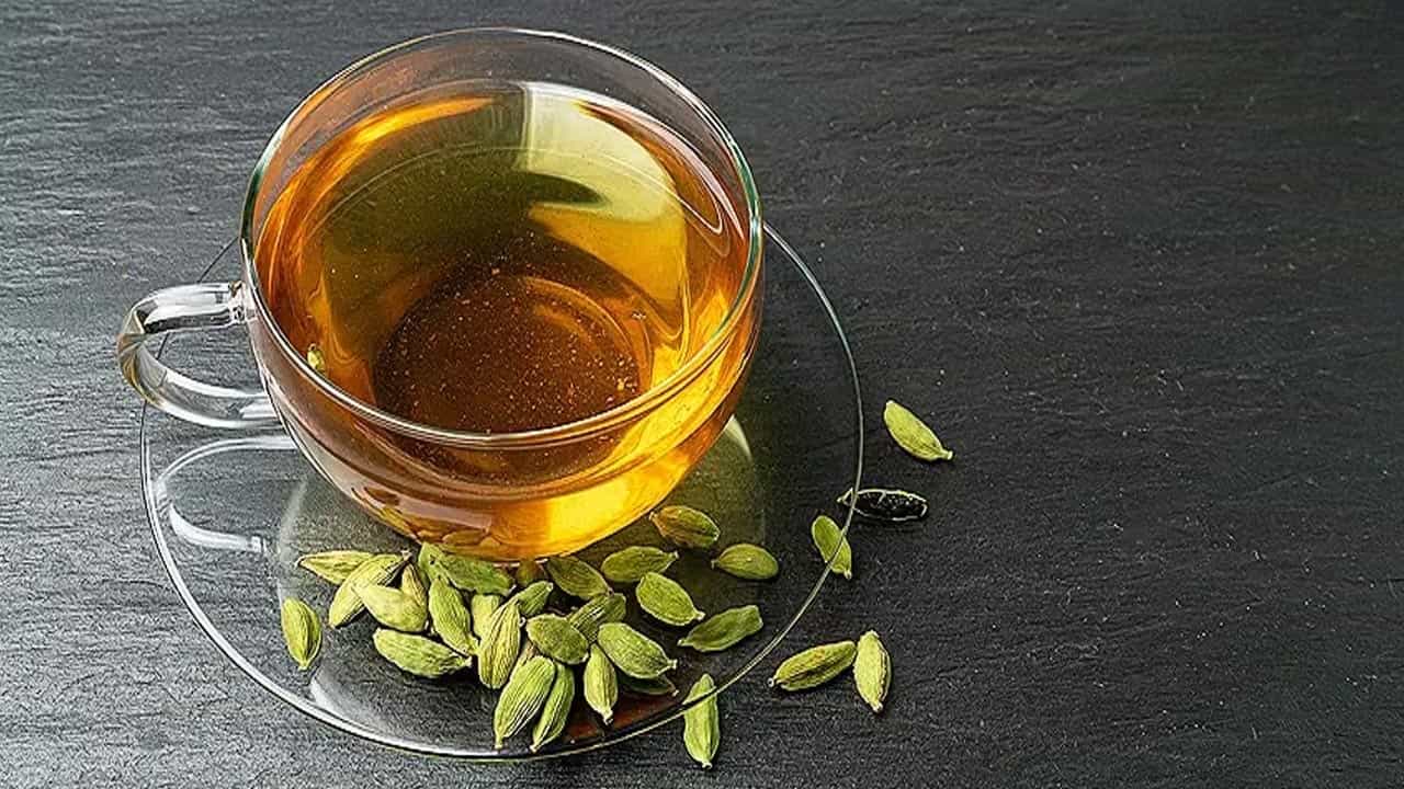 మానసిక ప్రశాంతత, ఒత్తిడి తగ్గింపు: యాలకుల సువాసన, అందులోని పోషకాలు నాడీ వ్యవస్థను శాంతపరుస్తాయి. రోజు ప్రారంభంలోనే ఈ నీటిని తాగడం వల్ల ఒత్తిడి, ఆందోళన తగ్గుతాయి. ఇది మానసిక స్థితిని మెరుగుపరిచి రోజంతా ఉత్సాహంగా ఉండటానికి తోడ్పడుతుంది.