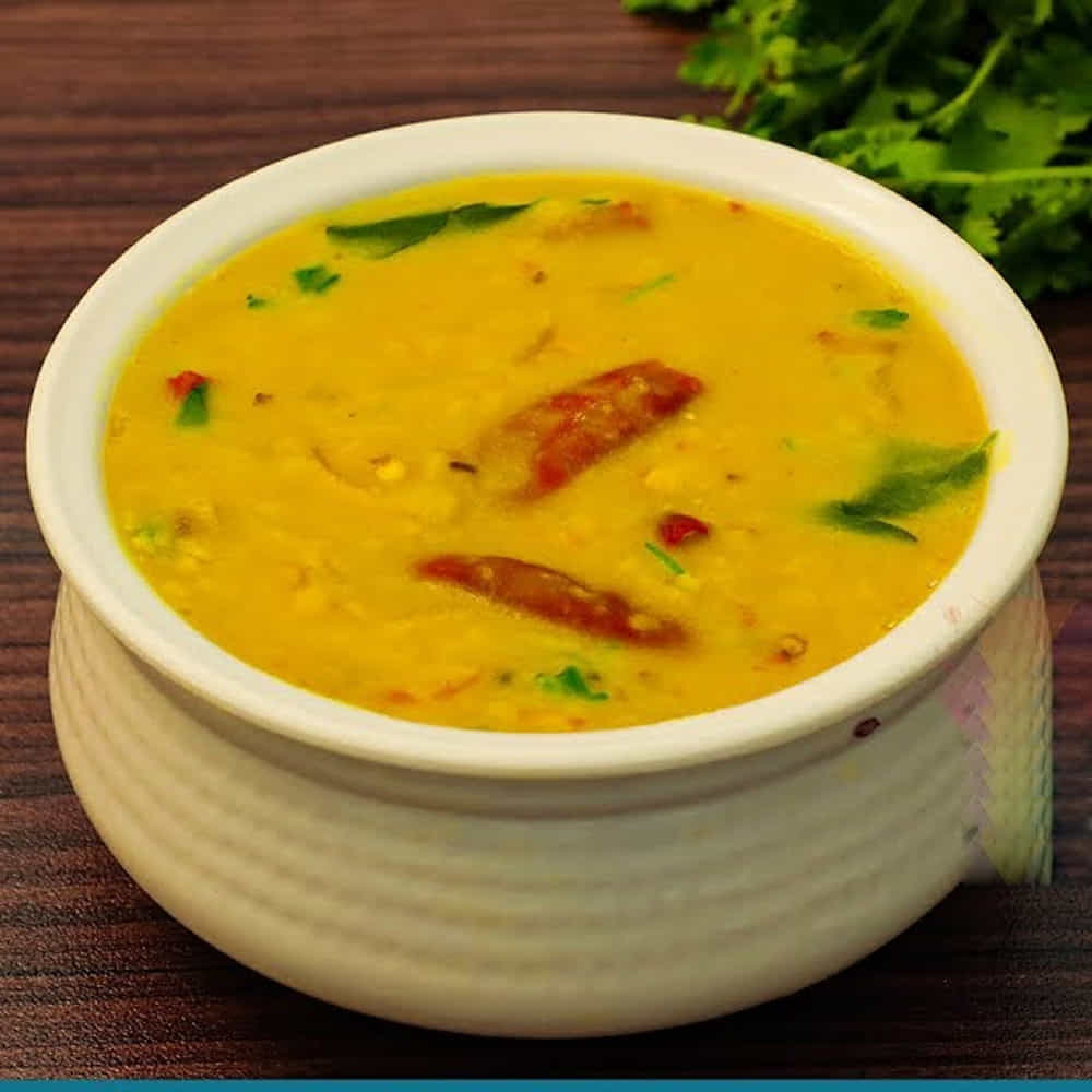  మెదిపిన పప్పులో నానబెట్టిన చింతపండు రసం మరియు రుచికి సరిపడా ఉప్పు వేయాలి. టమోటాలు, చింతపండు పులుపుకు సరిపడా ఉప్పు, కారాలు సరిపోయాయో లేదో చూసుకోవాలి. మీడియం మంటపై పప్పును 2-3 నిమిషాలు కుతకుతా ఉడకనిచ్చి, చివరగా దండిగా కొత్తిమీర తరుగు చల్లి స్టవ్ కట్టేయాలి. అంతే, నోరూరించే రాయలసీమ స్టైల్ ఎండుమిరపకాయల పప్పు సిద్ధం! వేడివేడి రాగి సంగటి లేదా అన్నంతో నెయ్యి కలిపి తింటే ప్రతి ముద్ద అమృతంలా అనిపిస్తుంది!