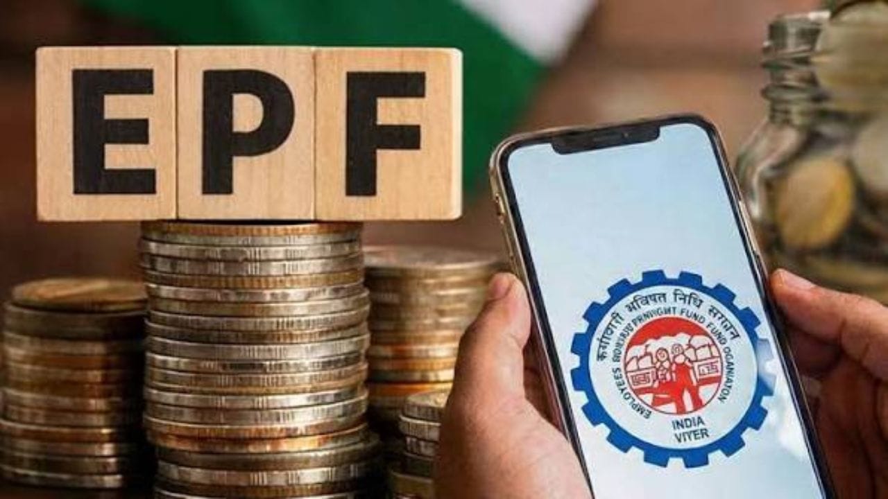 సాధారణంగా నెలవారి ఉద్యోగం చేసే ప్రతి ఉద్యోగికి రిటైర్మెంట్ తర్వాత ఆర్థిక భద్రత కల్పించాలనే ఉద్దేశంతో పీఎఫ్ విదానాన్ని కేంద్ర ప్రభుత్వం అమలు చేస్తుంది. అయితే ఈ పొదుపు డబ్బును రిటైర్మెంట్ టైంలోనే కాకుండా, కొన్ని ఎమర్జెన్సీ సమయాల్లో ముందుగానే డ్రా చేసుకునే వెసులుబాటు కల్పిస్తోంది ఈపీఎఫ్ఓ. ఇందులో ముఖ్యంగా ఇల్లు కట్టుకోవడం, కొనడం, హోమ్లోన్ కట్టడం కోసం ఈ డబ్బును వాడుకోవచ్చు. అయితే ఈ విదానాన్ని మరింత సులభతరం చేస్తూ ఈపీఎఫ్వో మరి కొన్ని మార్పులు చేసింది.