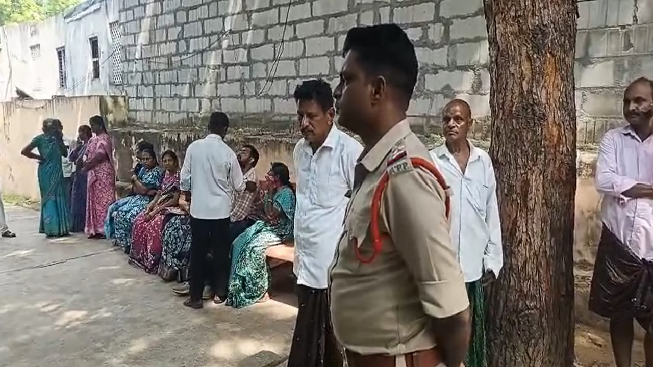 అప్పుల ఒత్తిడి.. కుటుంబ కలహాలు.. ఇద్దరు పిల్లలతో రైతు ఆత్మహత్యాయత్నం!