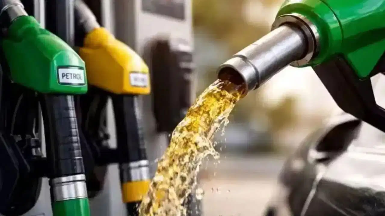 Petrol, Diesel: కేంద్రం కీలక నిర్ణయం.. పెట్రోల్, డీజిల్పై ఎగుమతి సుంకం తగ్గింపు.. ఎంత తగ్గిందంటే..!
