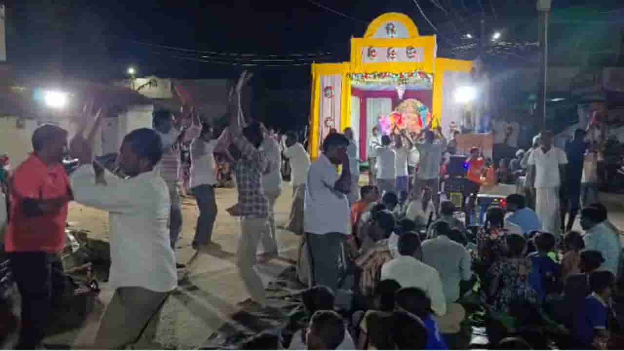డీజేలు లేవు, ఆర్భాటం లేదు.. స్వచ్చమైన భక్తి, భజనతో 80 ఏళ్లుగా ఏకదంతుడికి పూజలు!